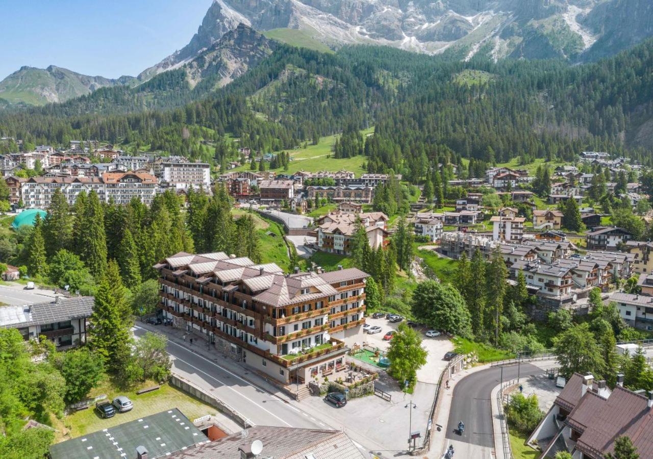 Hotel Colfosco Сан-Мартіно-ді-Кастроцца Екстер'єр фото